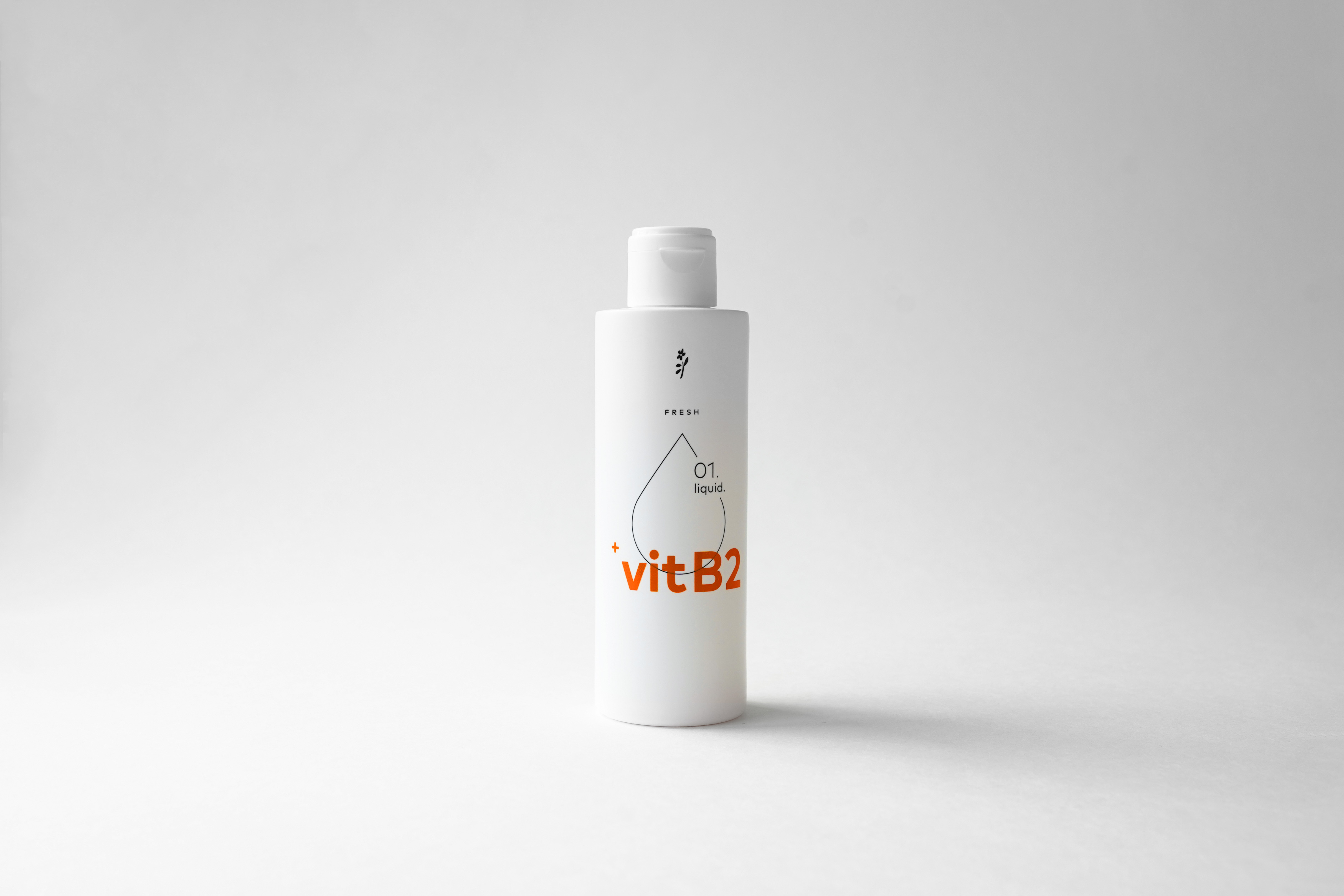 eine Flasche des manadental liquids vor weißem Hintergrund, wie es im Online Shop erhältlich ist.- Der Schriftzug vitB2 in Orange sticht hervor.