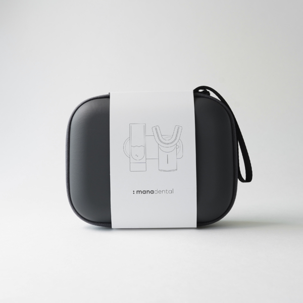 Das manadental Travel Case in anthrazit mit weißer Verpackungsbanderole vor weißem Hintergrund - Produktfoto für den manadental Online Shop